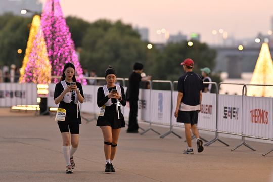 Walkers at dusk on the Hangang Night Walk course